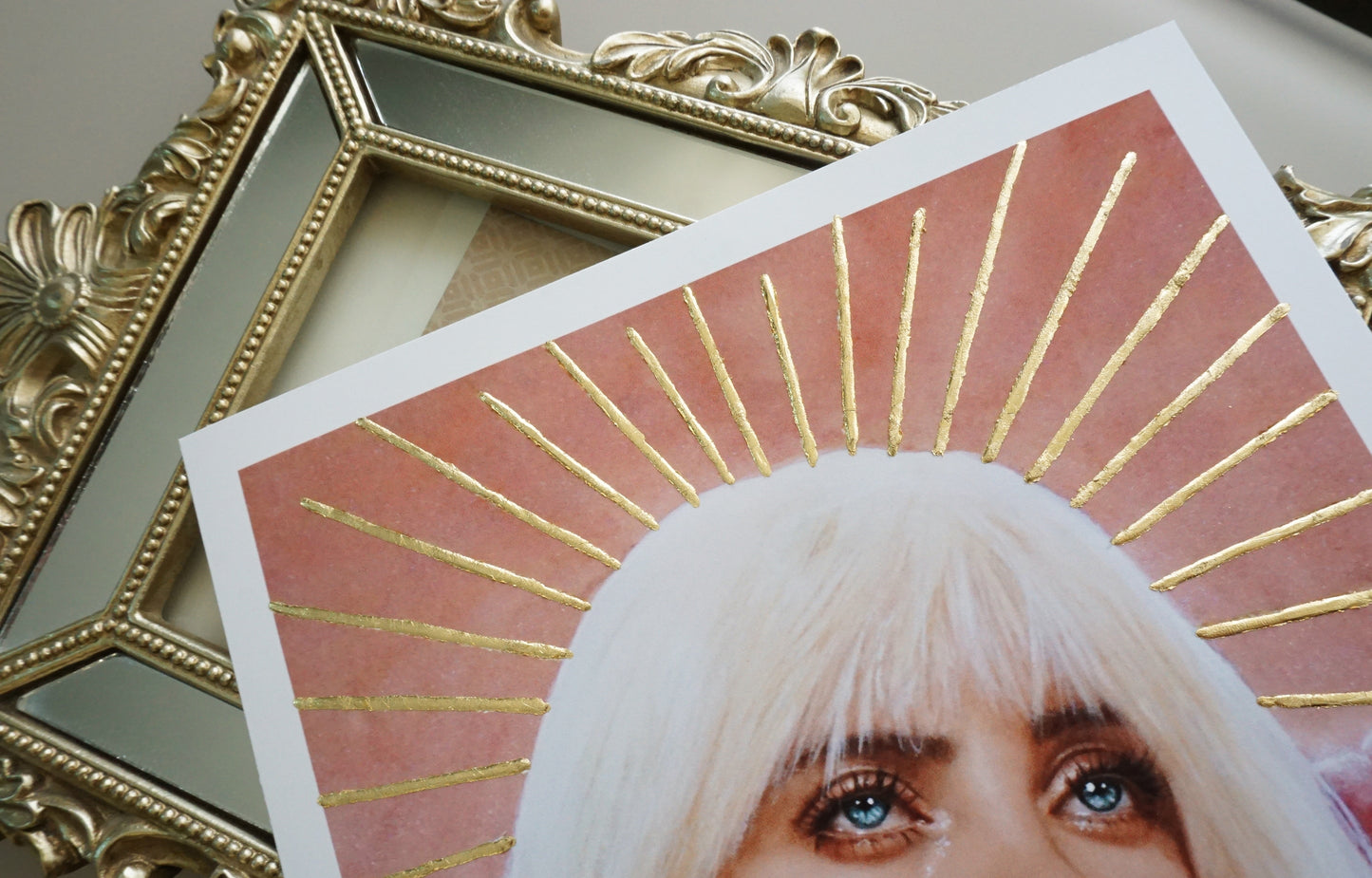 Billie Art Print con destellos dorados - Happier than ever illustration