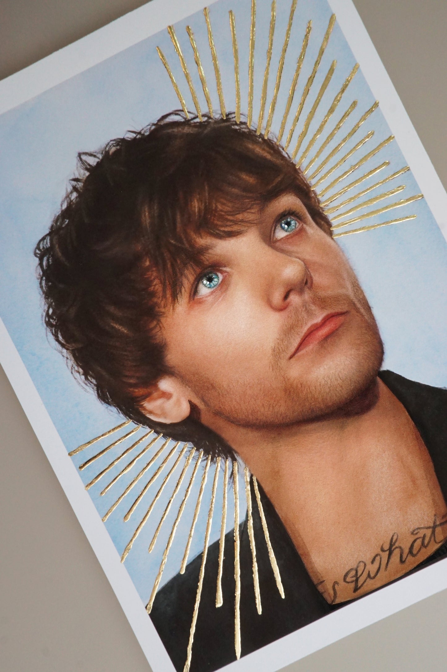 Louis Tomlinson Watercolor Print - Detalles dorados hechos a mano