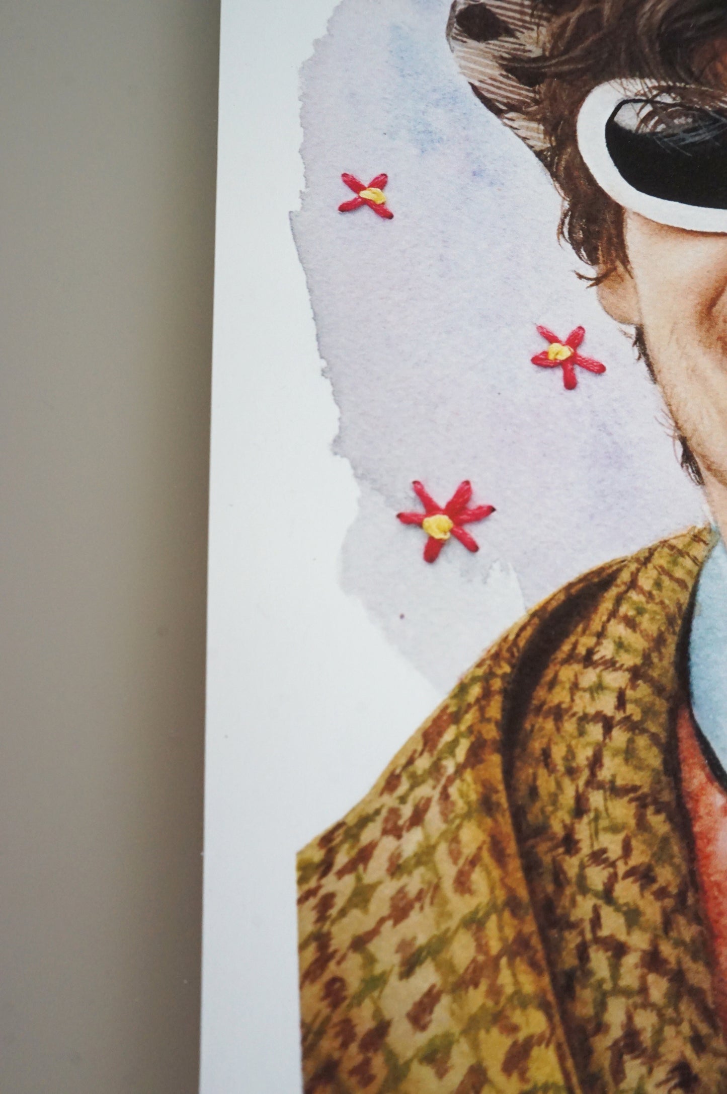 Harry Styles Smiley Watercolor Print - Detalles de flores bordadas