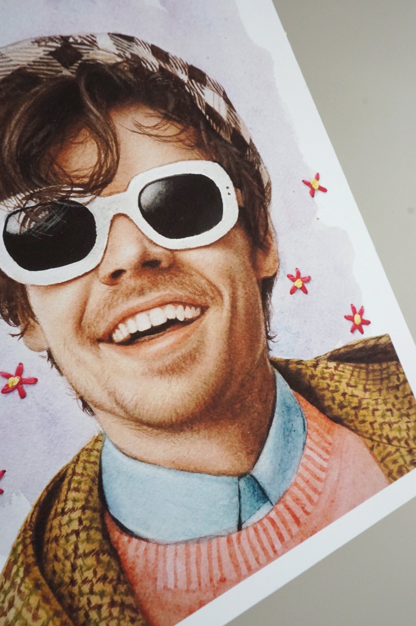 Harry Styles Smiley Watercolor Print - Detalles de flores bordadas